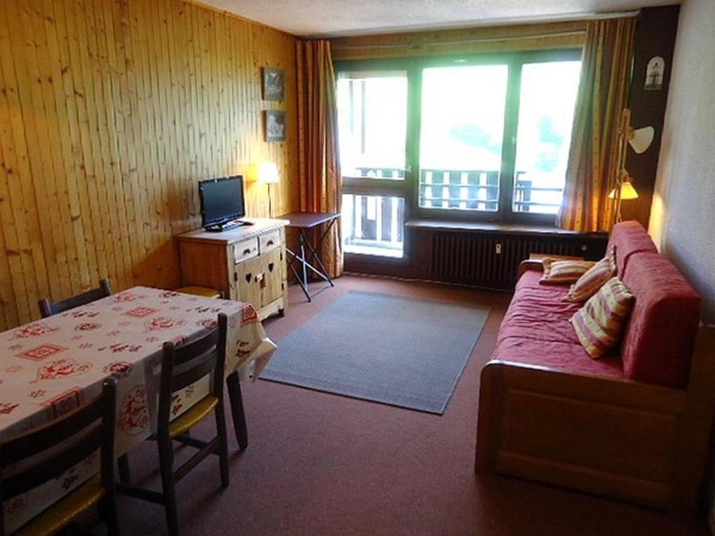 ラ・クリュサにあるAppartement La Clusaz, 3 pièces, 5 personnes - FR-1-459-104のソファ、テーブル、窓が備わる客室です。