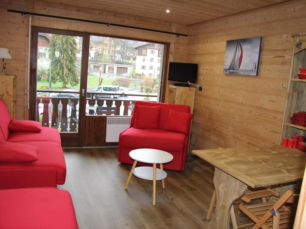 - un salon avec des chaises rouges et une table dans l'établissement Studio La Clusaz, 1 pièce, 2 personnes - FR-1-459-115, à La Clusaz