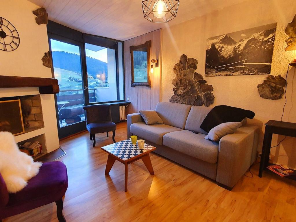 a living room with a couch and a table at Studio La Clusaz, 1 pièce, 6 personnes - FR-1-459-169 in La Clusaz