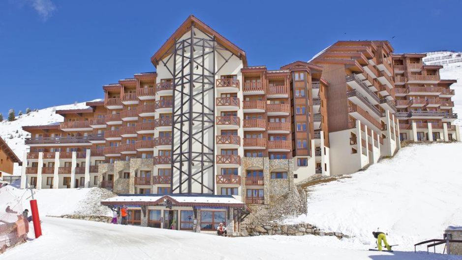 ein großes Gebäude auf einem schneebedeckten Berg in der Unterkunft Appartement Belle Plagne in Belle Plagne