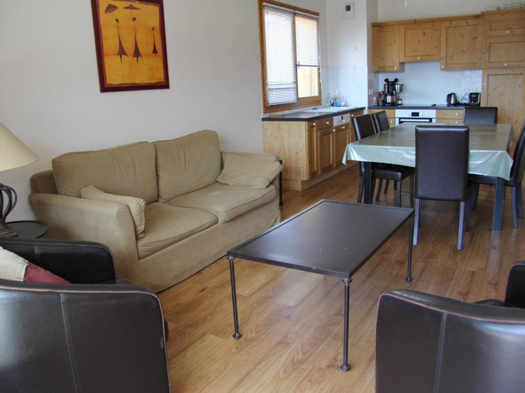 ein Wohnzimmer mit Sofa und Tisch in der Unterkunft Appartement 3 chambres avec balcon en centre village, proche La Clusaz et Le Grand Bornand - FR-1-459-161 in Saint-Jean-de-Sixt