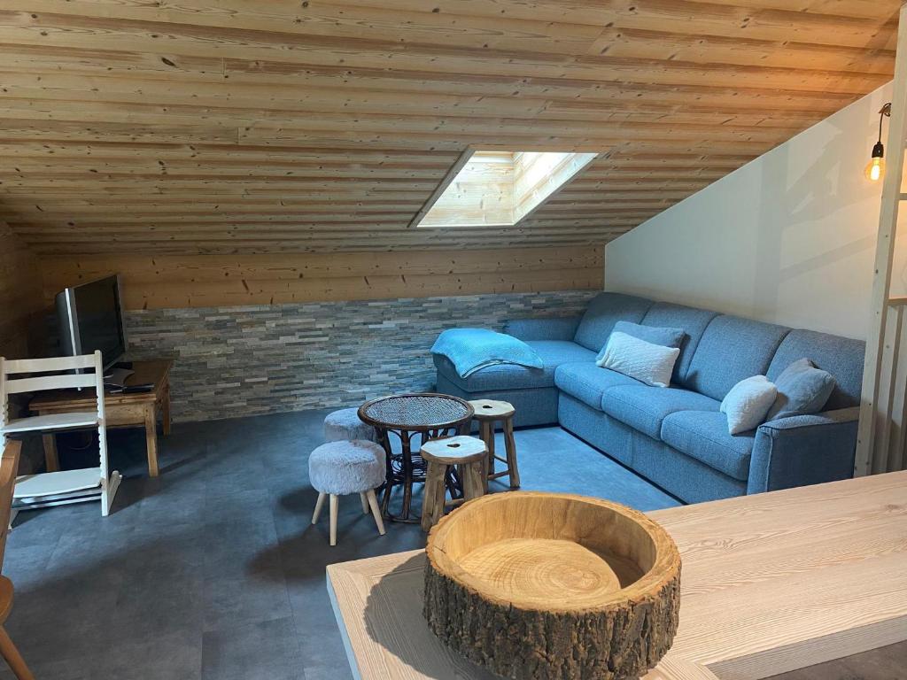 a living room with a blue couch and a table at Appartement La Clusaz, 4 pièces, 7 personnes - FR-1-459-167 in La Clusaz