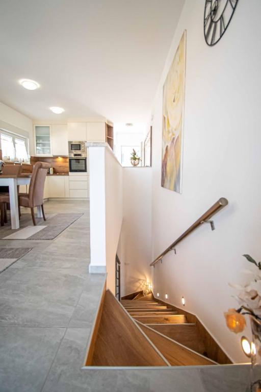 Kuchyňa alebo kuchynka v ubytovaní Luxury apartment with swimming pool Ana