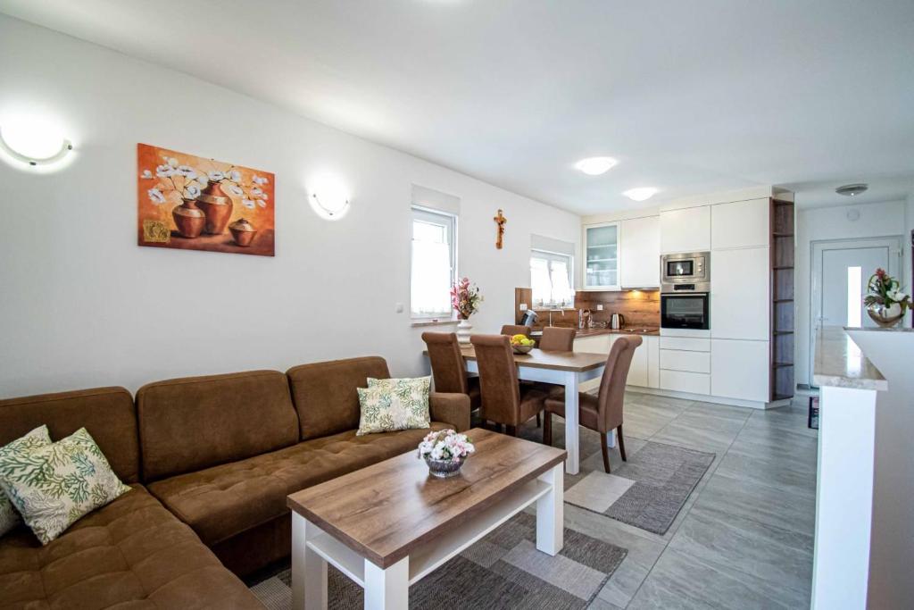 Posedenie v ubytovaní Luxury apartment with swimming pool Ana