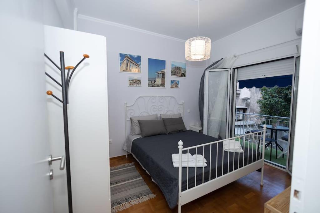una piccola camera con letto e balcone di ΑΙΘΡΑ Suite ad Atene