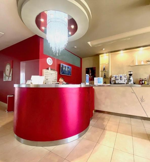 Příslušenství pro přípravu čaje a kávy v ubytování Hotel Cosmopol Cesenatico