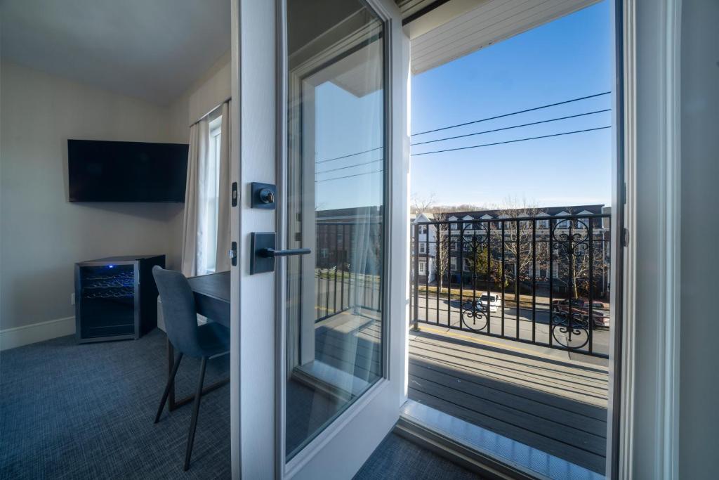 Orange Inn Boutique Hotel - Queen Room With Balcony