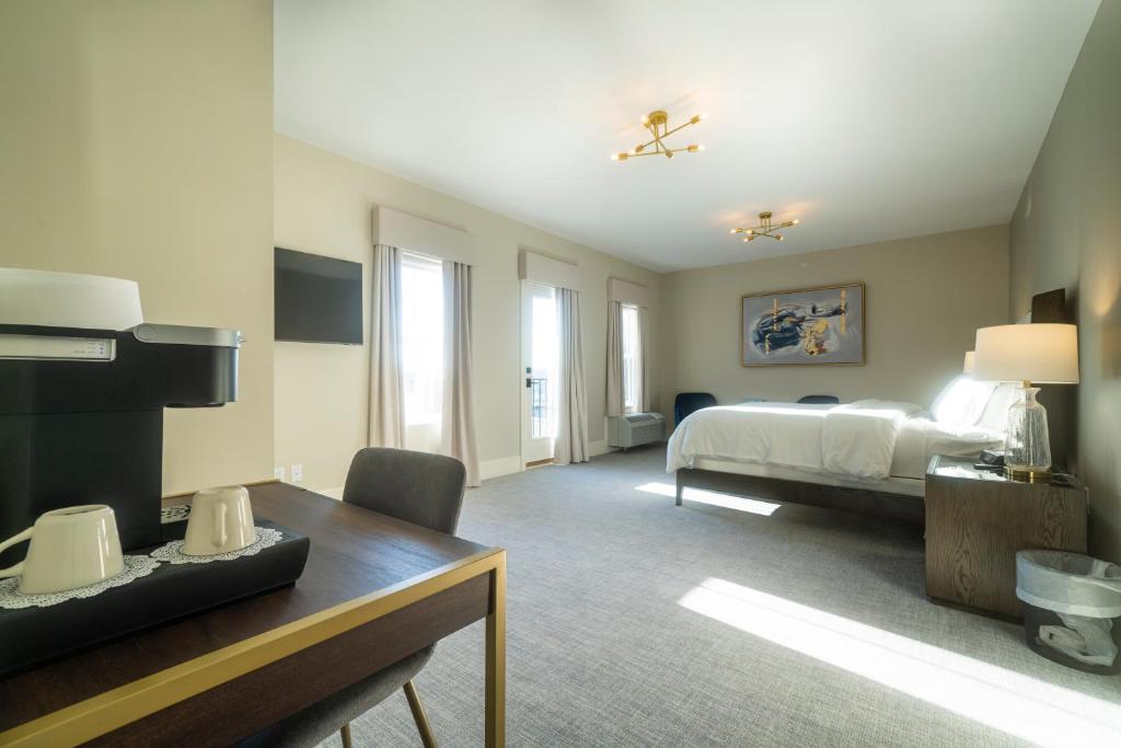 Orange Inn Boutique Hotel - King Room With Balcony