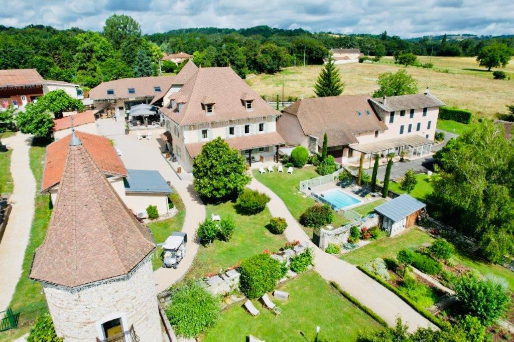 uma vista aérea de uma casa com um quintal em Les Villas du Domaine de Suzel em Vignieu