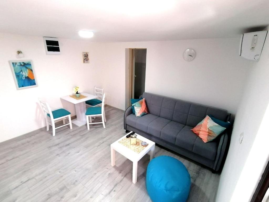 una sala de estar con un sofá y una mesa en Apartman Mata, en Soko Banja