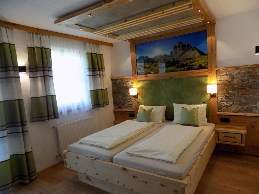 1 dormitorio con 1 cama grande en una habitación en Martins Comfort Appartement, en Assling