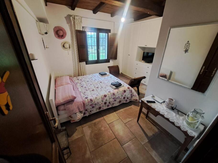 a bedroom with a bed and a mirror and a table at Casa nel verde a Monterotondo in Cretone