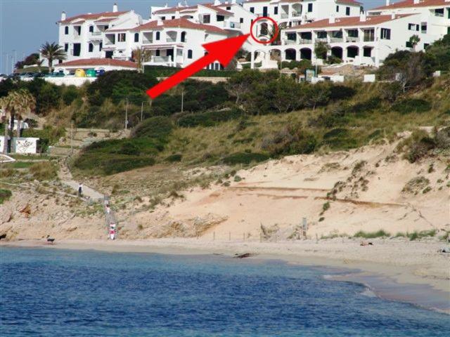 a red arrow pointing to a beach in front of a house at Apartamento en frente de la playa in Son Parc
