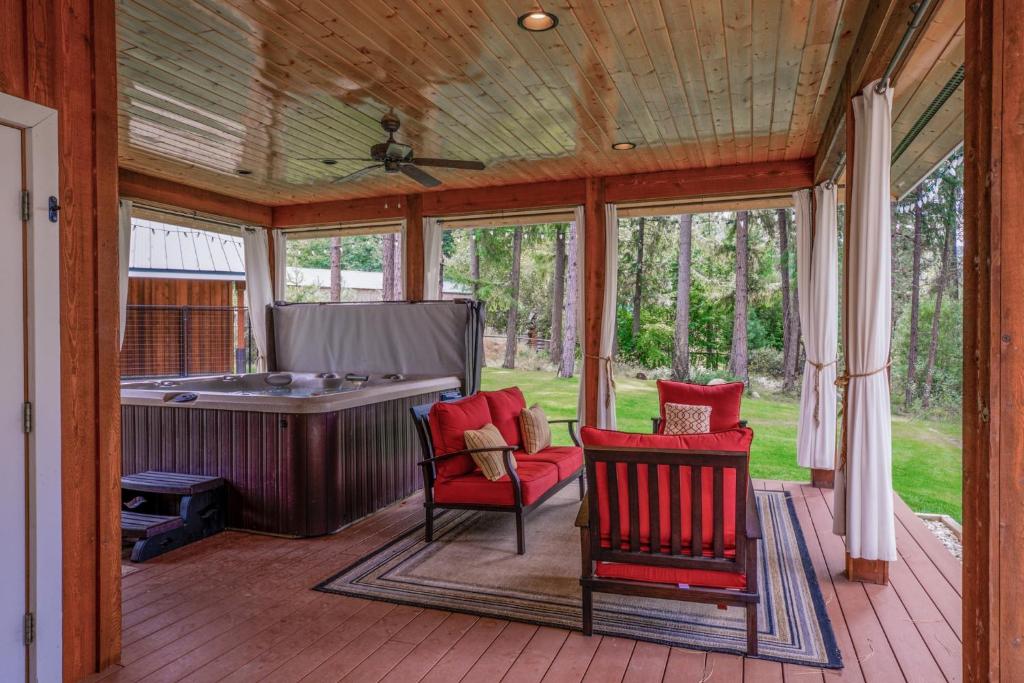 Meadow Wood Lodge by NW Comfy Cabins, Leavenworth, USA