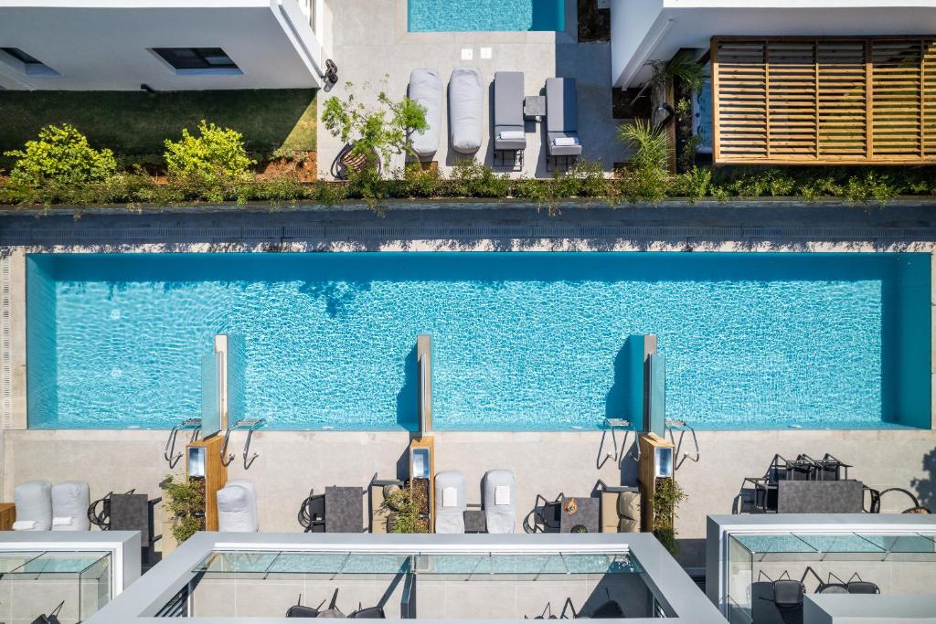 une image d'une piscine à côté d'une maison dans l'établissement Sezian Boutique Homes and Villas, à Prévéza