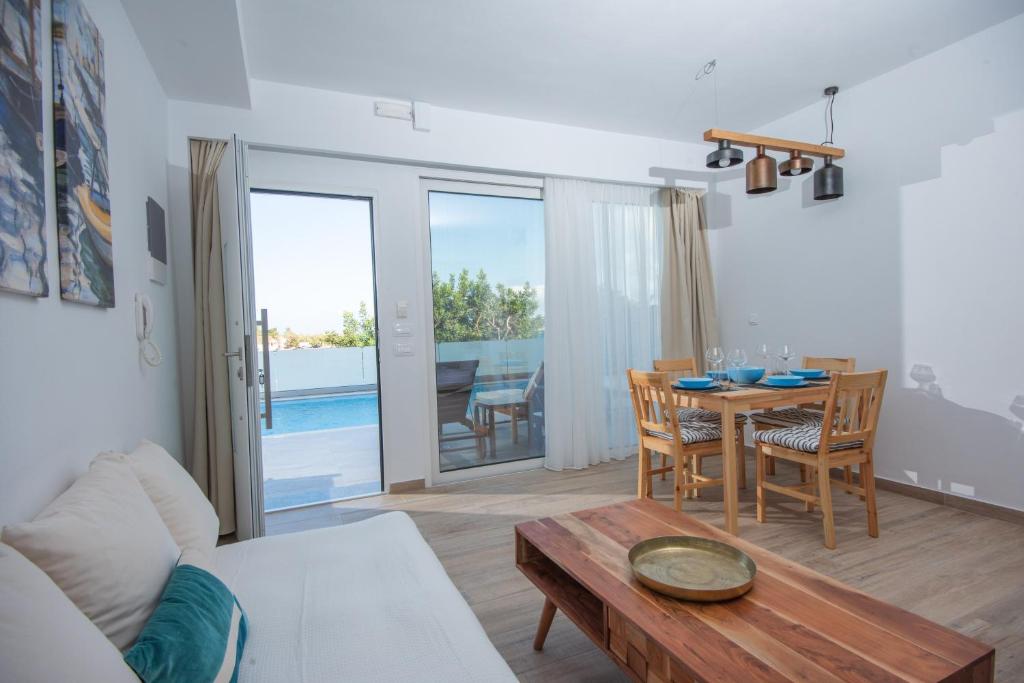 Bazén v ubytovaní Ammos Lux Apartments Crete alebo v jeho blízkosti