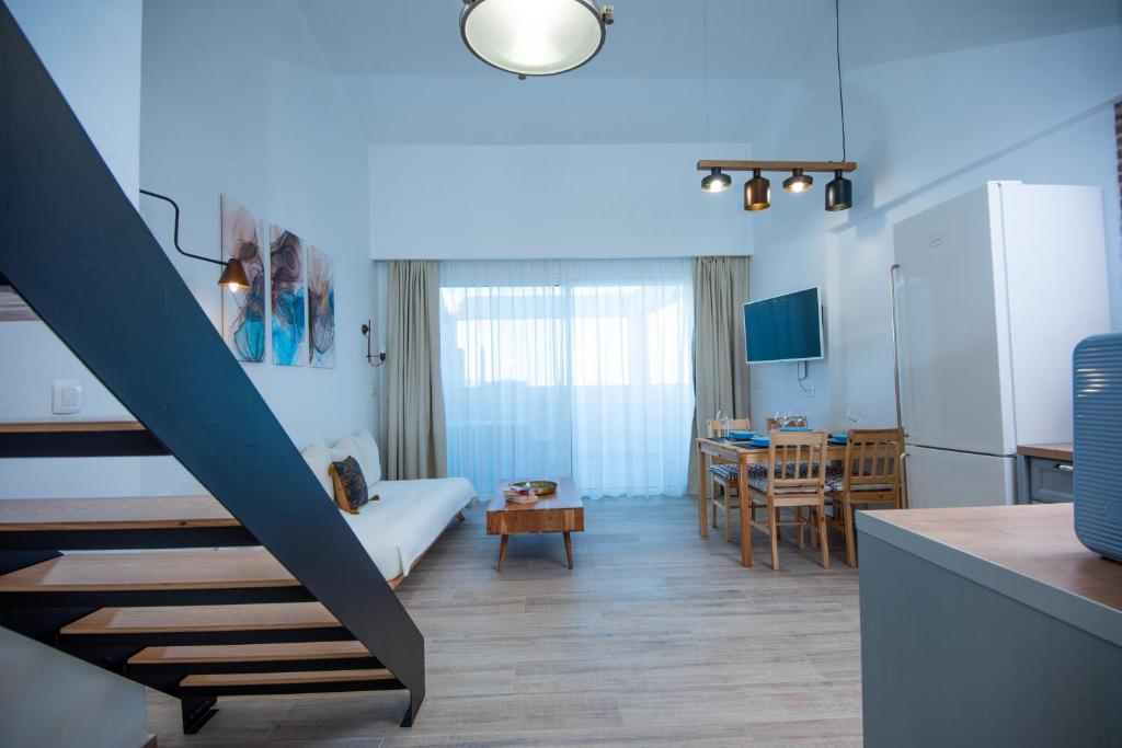 Televízia a/alebo spoločenská miestnosť v ubytovaní Ammos Lux Apartments Crete