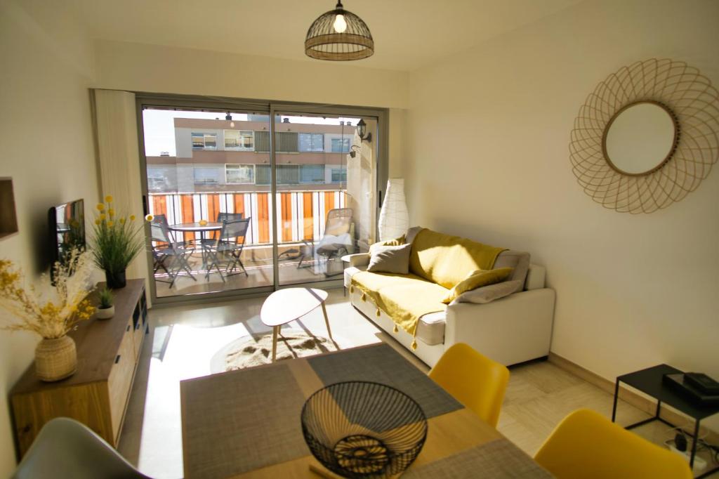 un salon avec un canapé et une table dans l'établissement Ref MARCO - 2p Mandelieu, à Mandelieu-la-Napoule