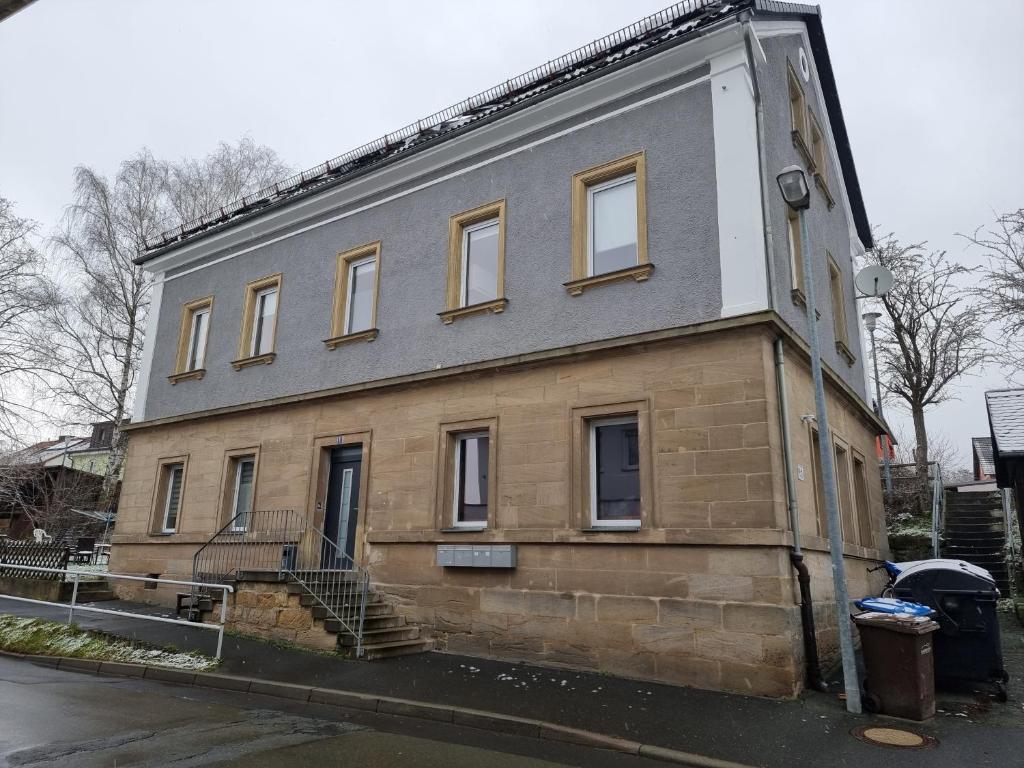 um antigo edifício de tijolos com janelas numa rua em Laineckerstrasse 8 in 95445 Bayreuth em Bayreuth