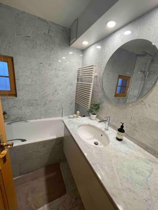 Koupelna v ubytování Apartment with stunning view! Ski-in, ski-out