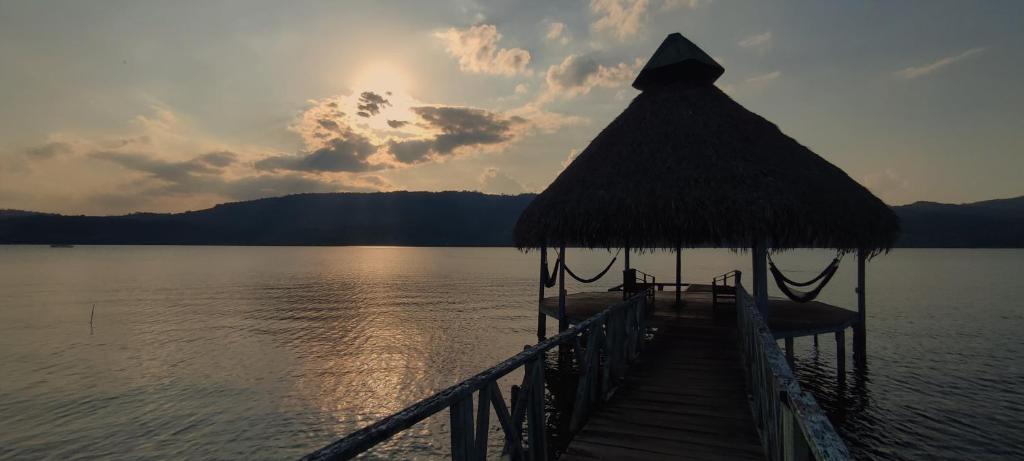 un muelle en un lago con una cabaña en él en Casa de Campo "Villa Maria", en Sauce