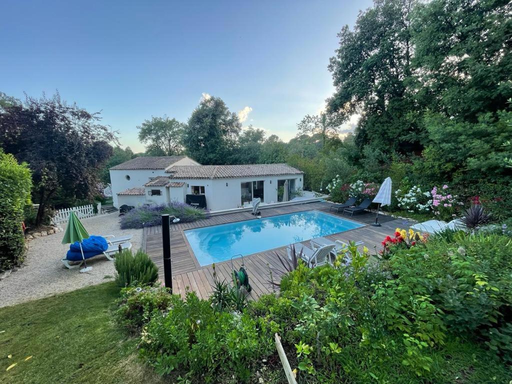 uma casa com piscina num quintal em Villa OHA close Cannes,Nice, Valbonne , Opio em Roquefort Les Pins