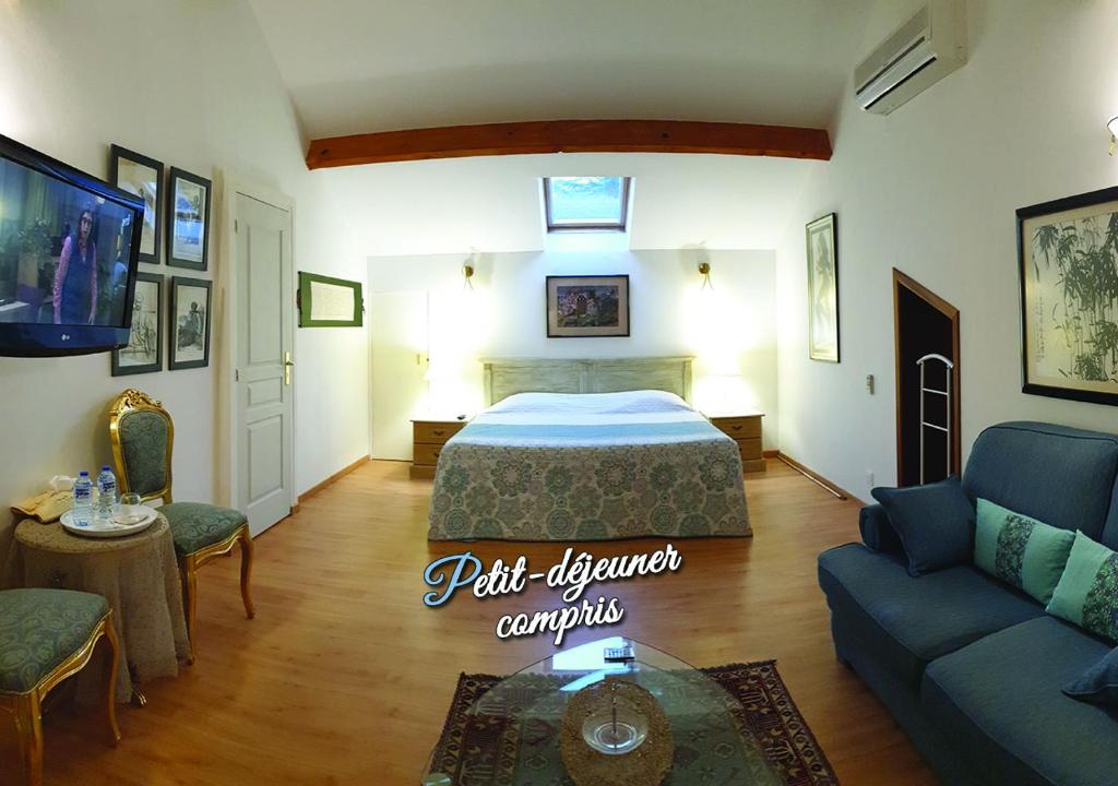 a bedroom with a bed and a living room at Suite indépendante de 66m2 tout confort et calme in Villefranche-de-Rouergue