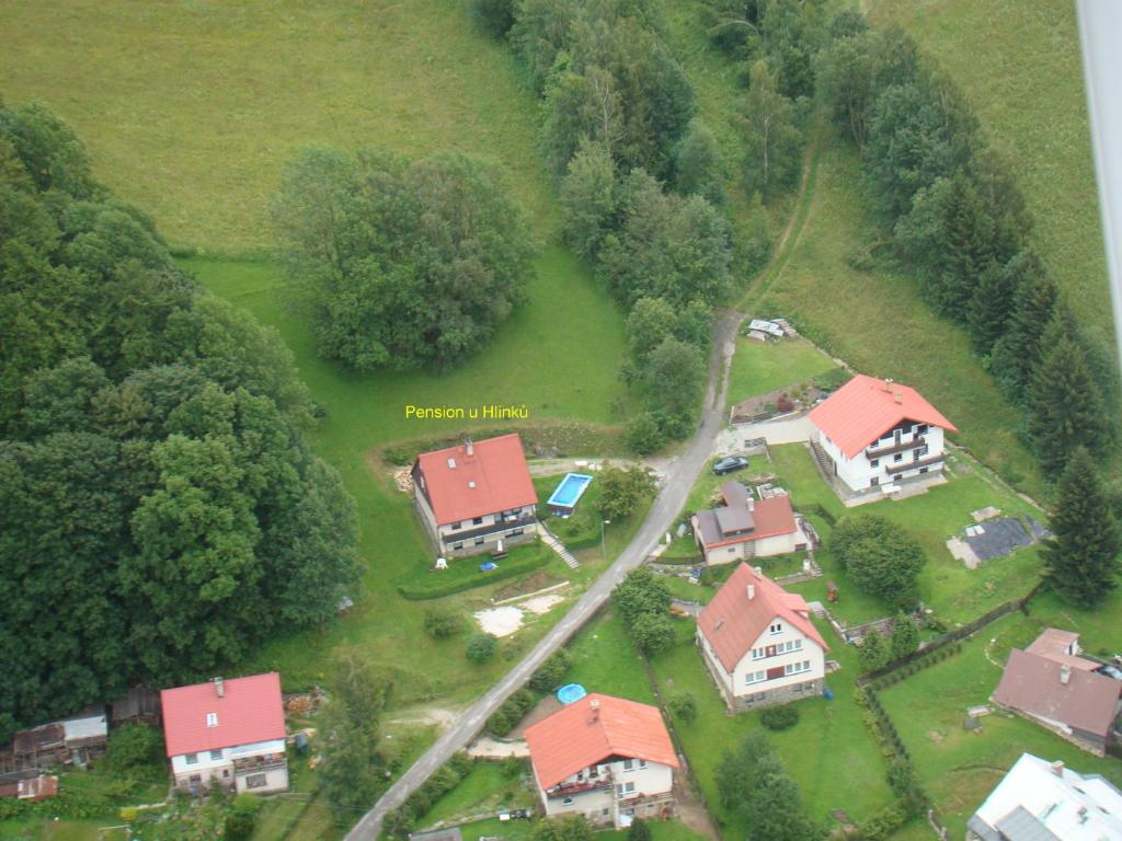 una vista aérea de una casa con patio en Ubytování v soukromí - U Hlinků, en Horní Maršov