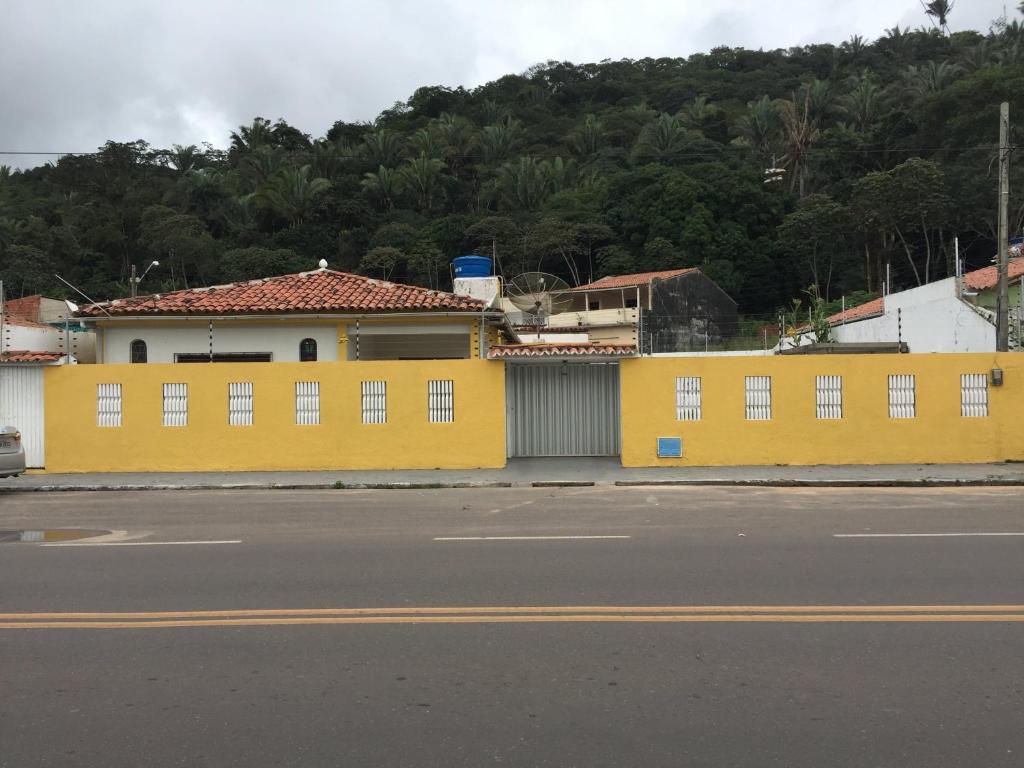 a yellow building on the side of a street at Casa Amarela in Viçosa do Ceará