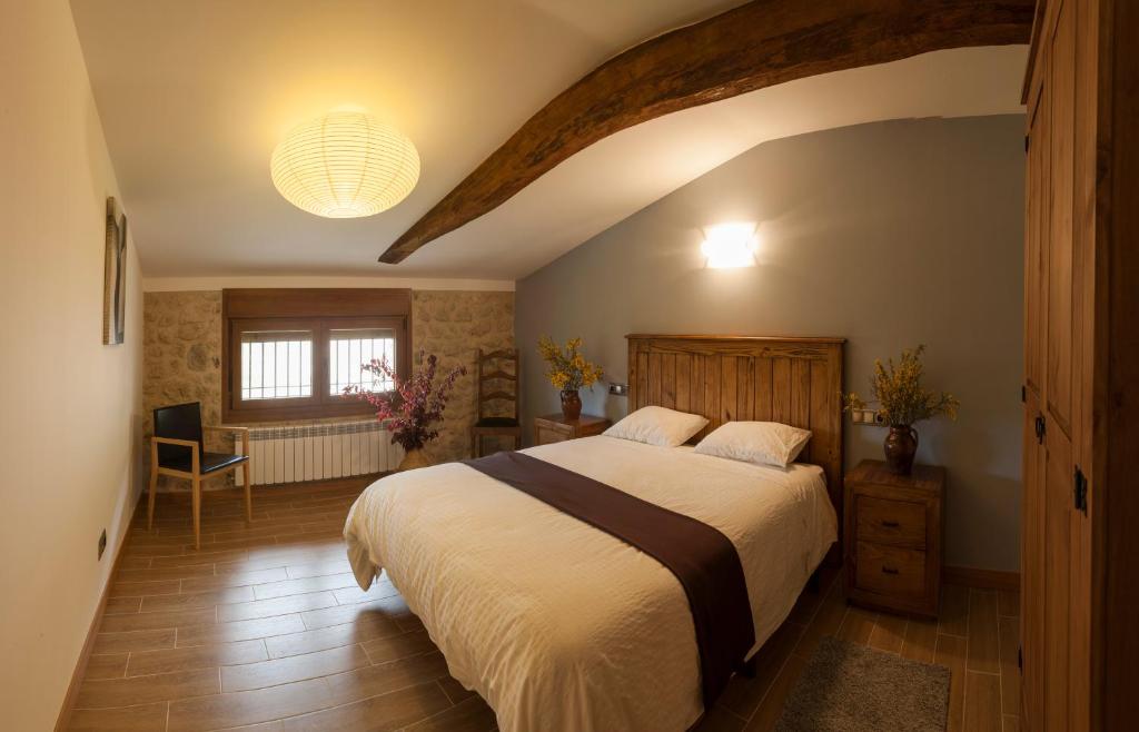 a bedroom with a large bed in a room at Casa Rural Aranaratxe in Aranarache