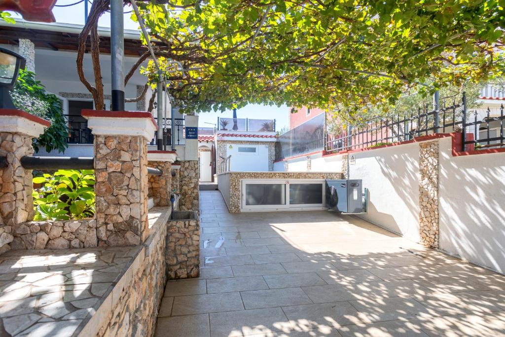 un patio de una casa con una pared de piedra en Holiday House IVA en Slatine