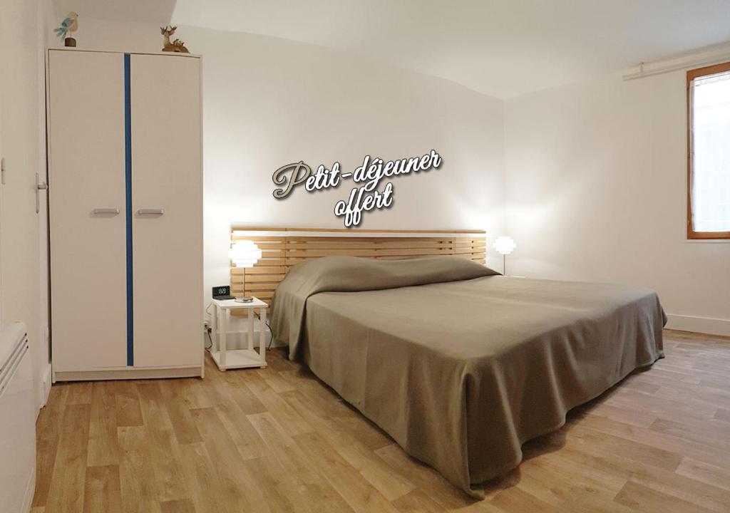 ヴィルフランシュ・ド・ルエルグにあるLa Maison de Ville indépendante My Bastide Classéeのベッドルーム1室(ベッド1台付)が備わります。