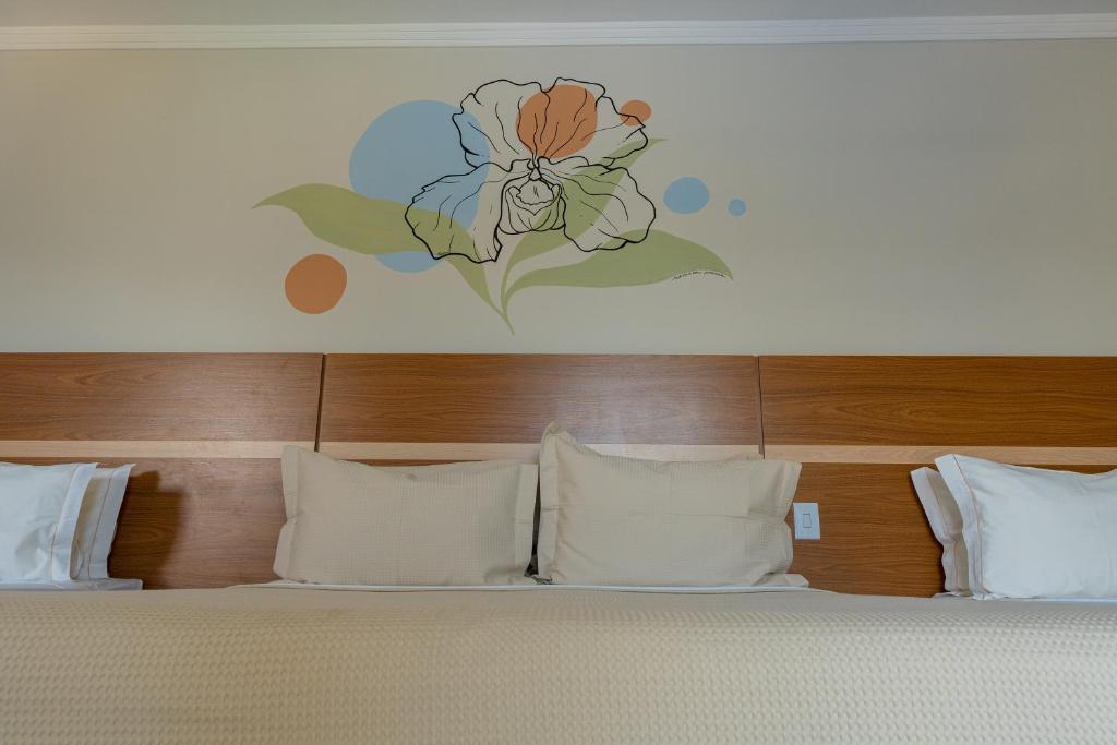 Postel nebo postele na pokoji v ubytování Orquídeas Praia Hotel