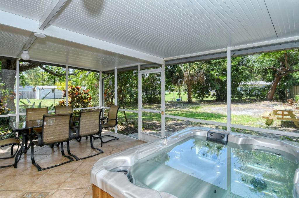- un bain à remous sur une terrasse avec une table et des chaises dans l'établissement Walk to Beach, Restaurants, Shopping/Hot Tub!, à Sarasota