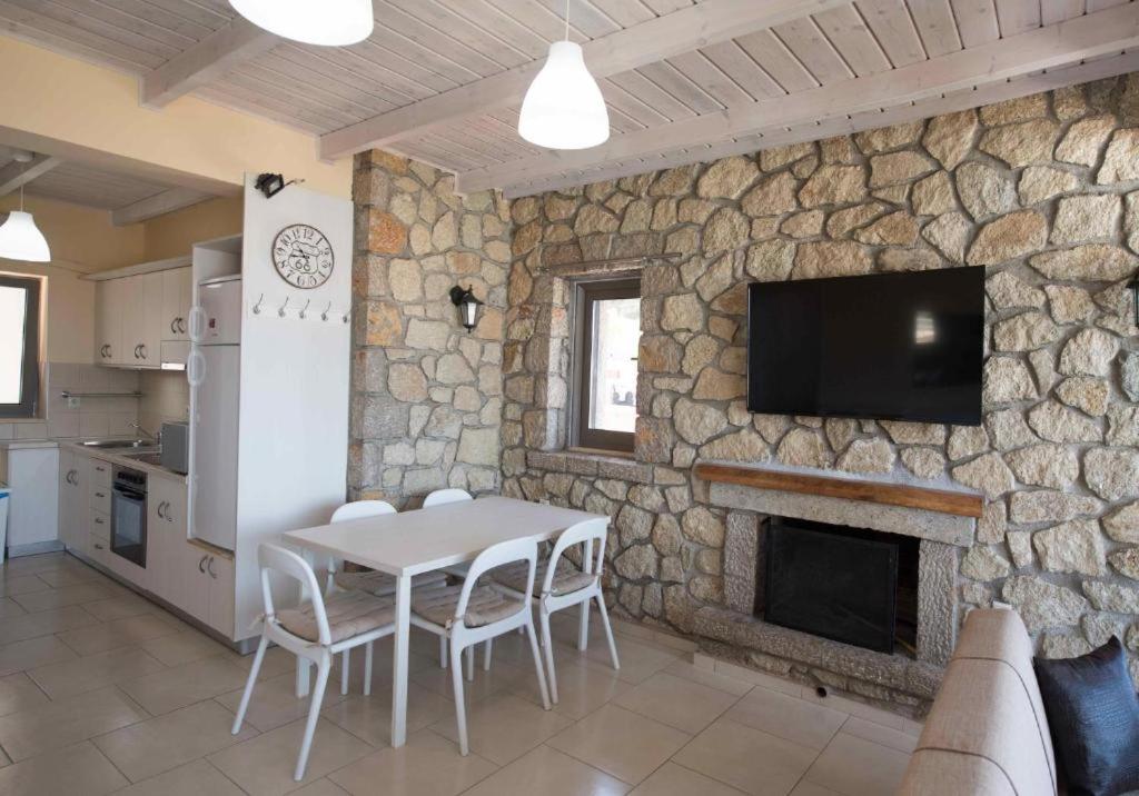 Televízia a/alebo spoločenská miestnosť v ubytovaní Silencio Villas
