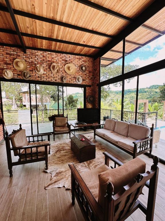 Area soggiorno di Montelena Glamping