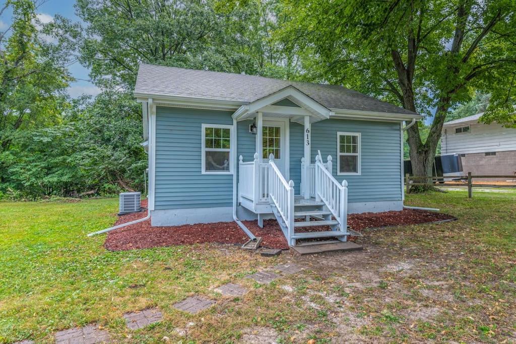 Cheerful 2BR Cottage on a Private Road - Housity