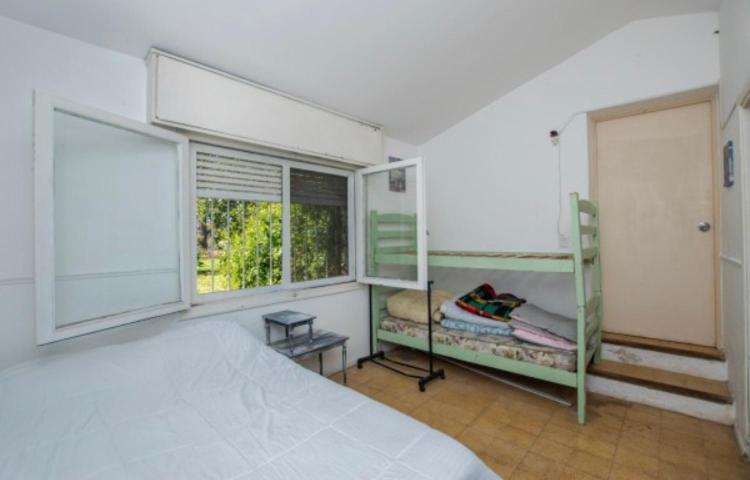 1 dormitorio con 2 literas y ventana en Georgy house, en Punta del Este