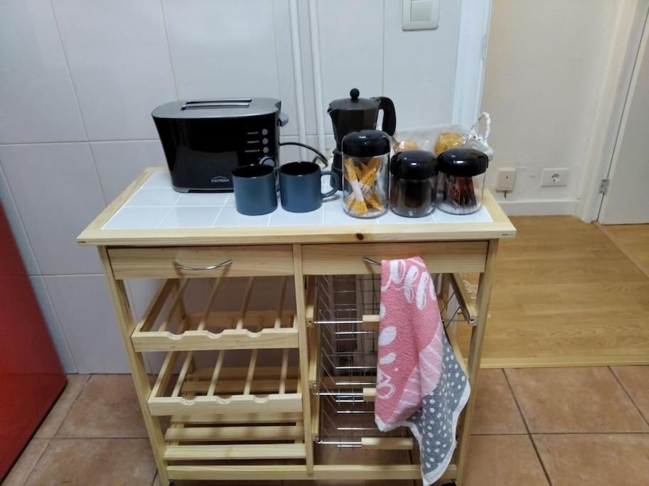 Kuchnia lub aneks kuchenny w obiekcie acogedor, con garaje, céntrico.