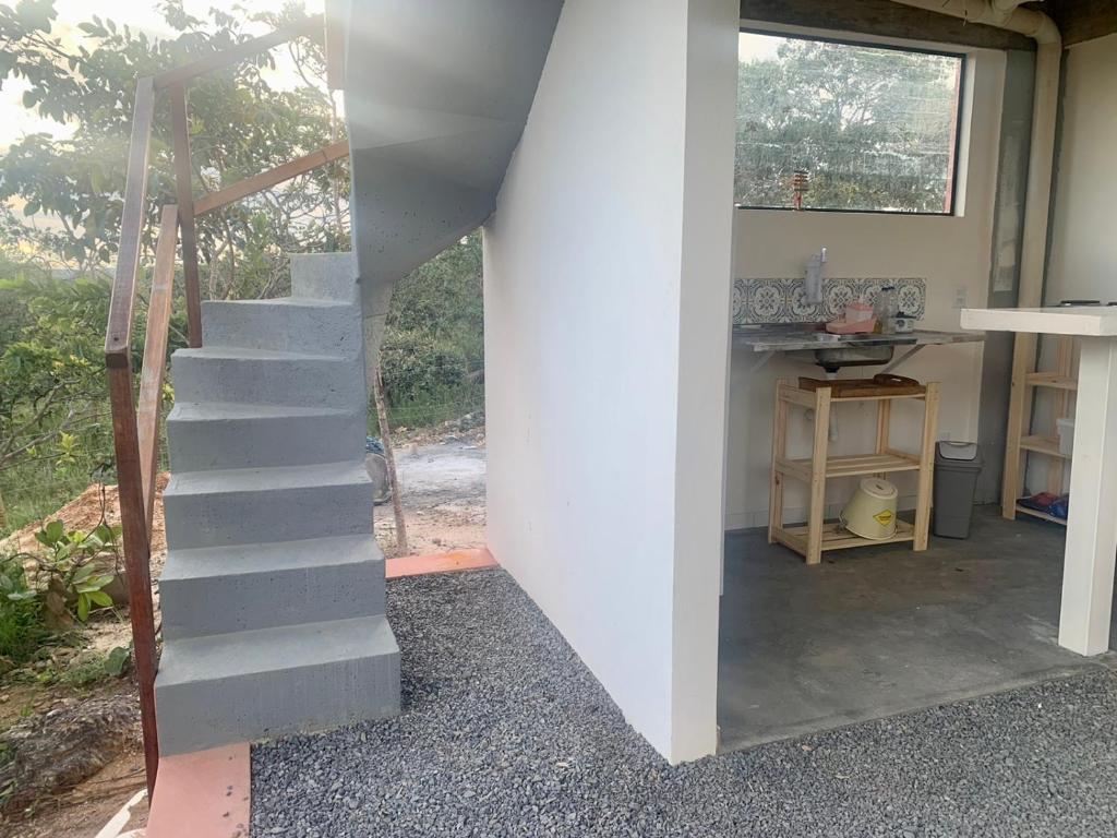 a stairway leading up to a room with a window at Chales Estrela Veadeiros in Alto Paraíso de Goiás