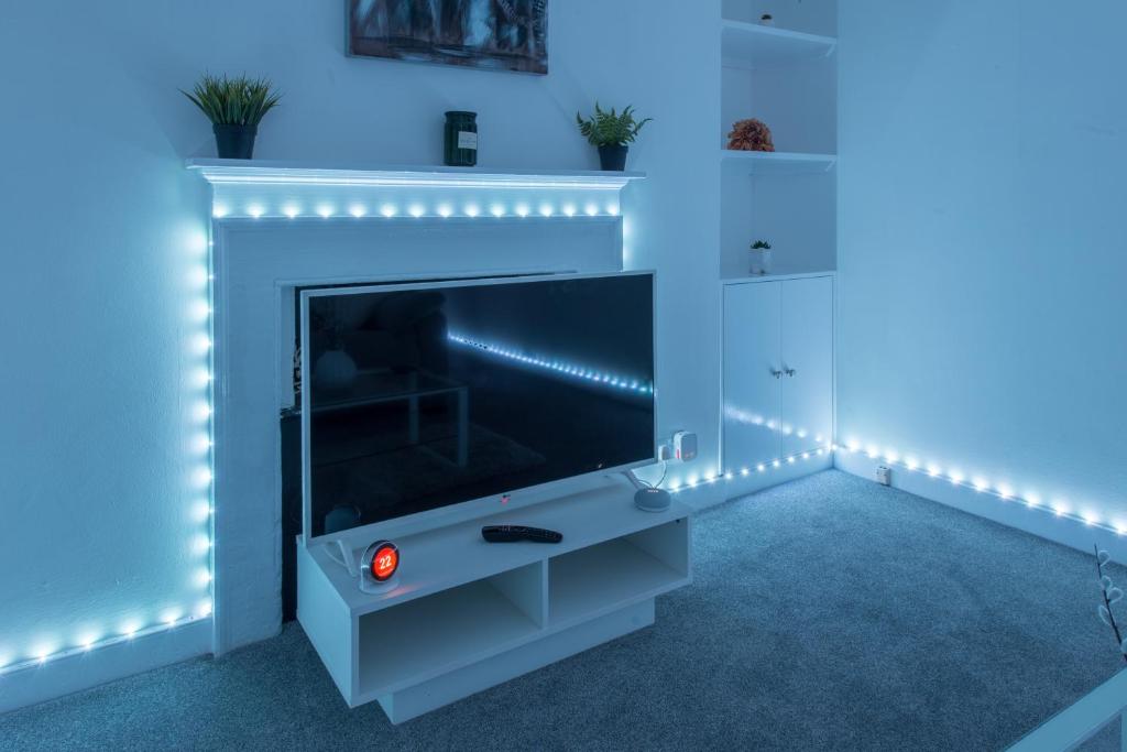 TV a/nebo společenská místnost v ubytování Luxe Maisonette- Parking, 4K TVs