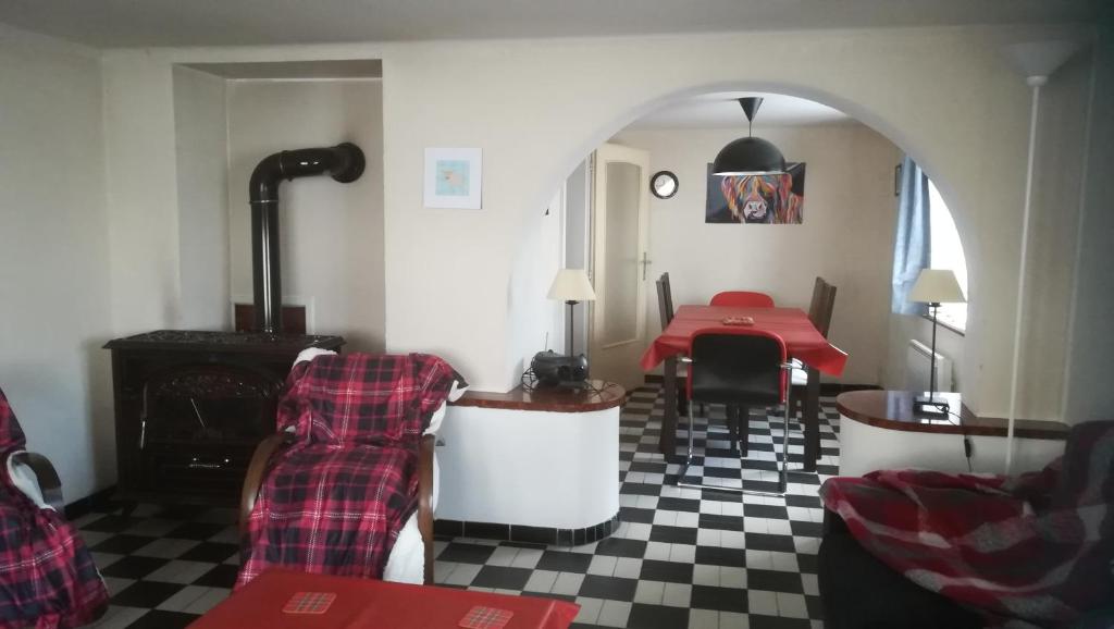 uma sala de estar com piso em xadrez em Le Lohrnest em Lohr