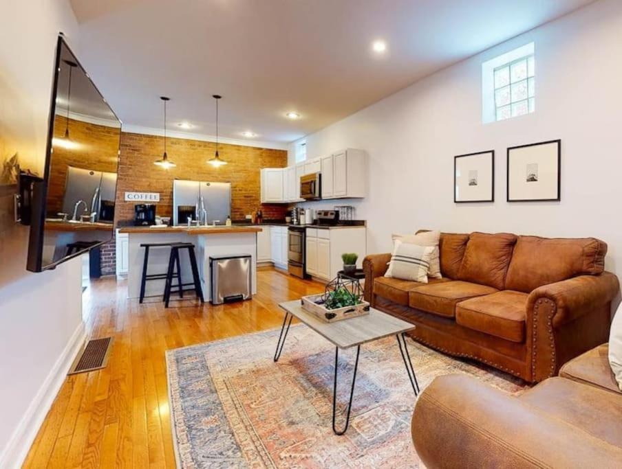 uma sala de estar com um sofá e uma mesa em Private Home-Backyard-Parking Near Nulu Downtown em Louisville