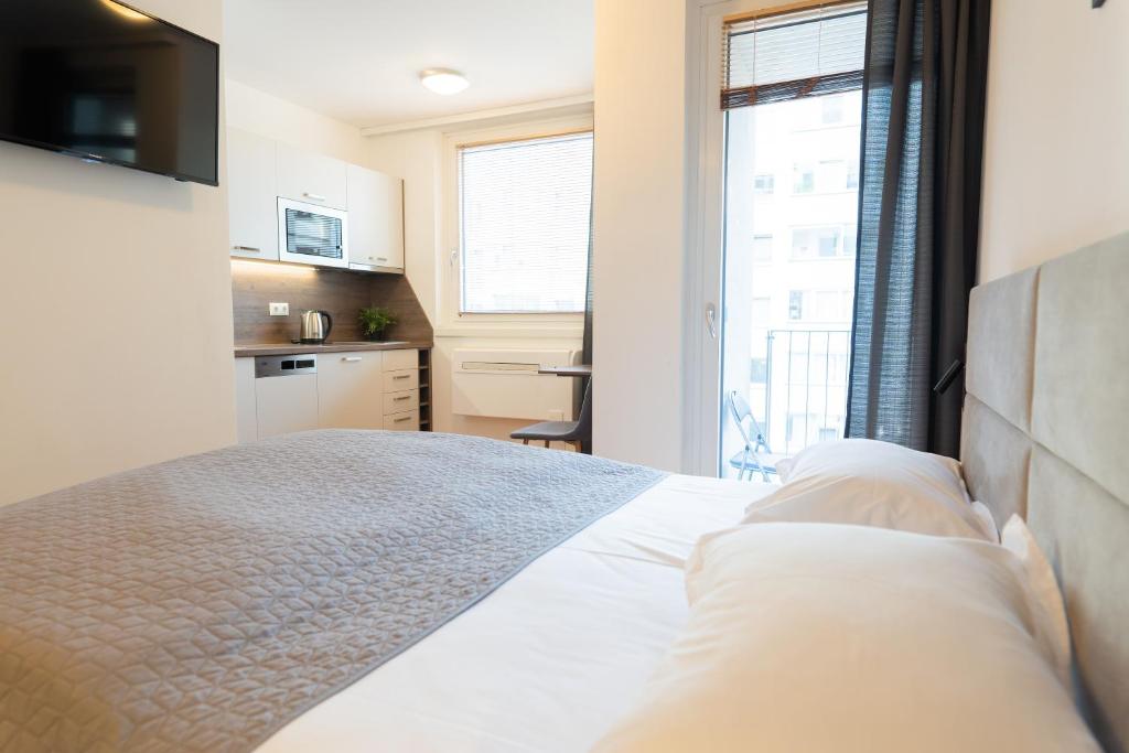 Una cama o camas en una habitación de Hotel Triester