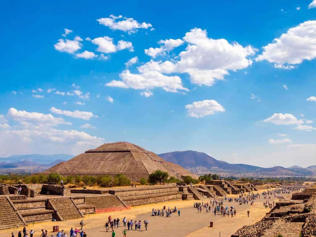 un grupo de personas caminando por la pirámide en Plan vip Pirámides Teotihuacan en San Martín de las Pirámides