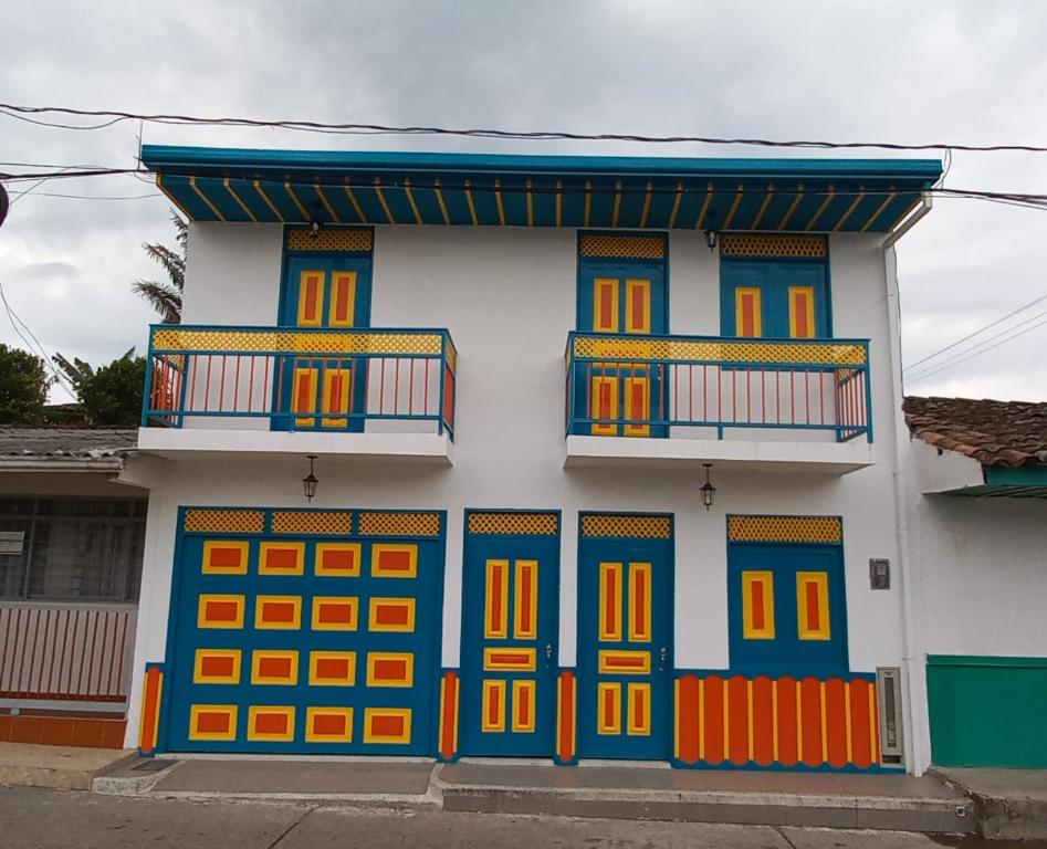 APARTAHOTEL DON BELI في سالنتو: مبنى به أبواب ملونة وشرفات عليه