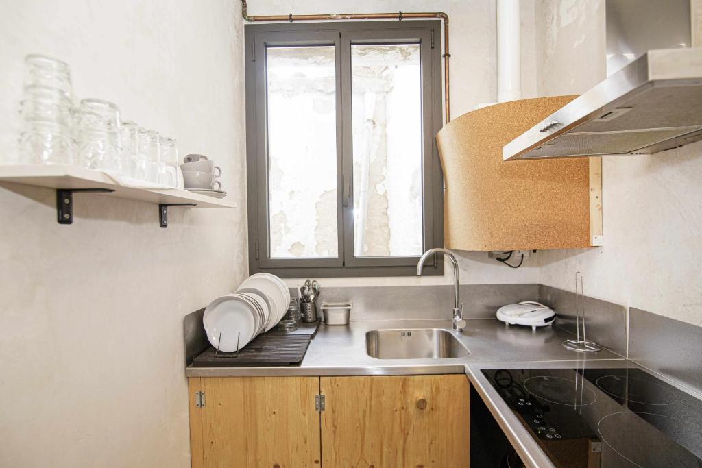 Kuchyňa alebo kuchynka v ubytovaní Apartamento Tr Auriga en el Barri Vell Girona