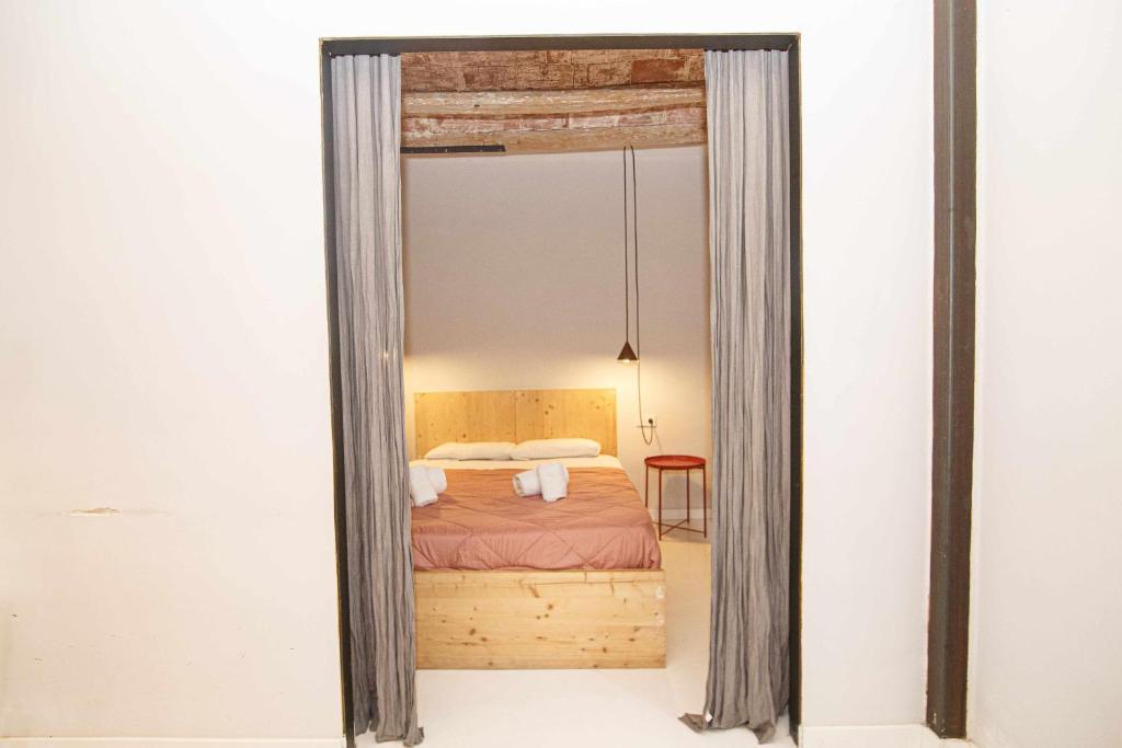 Posteľ alebo postele v izbe v ubytovaní Apartamento Tr Auriga en el Barri Vell Girona