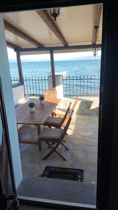 Balkón alebo terasa v ubytovaní Malakion Rustic Studio seaside view