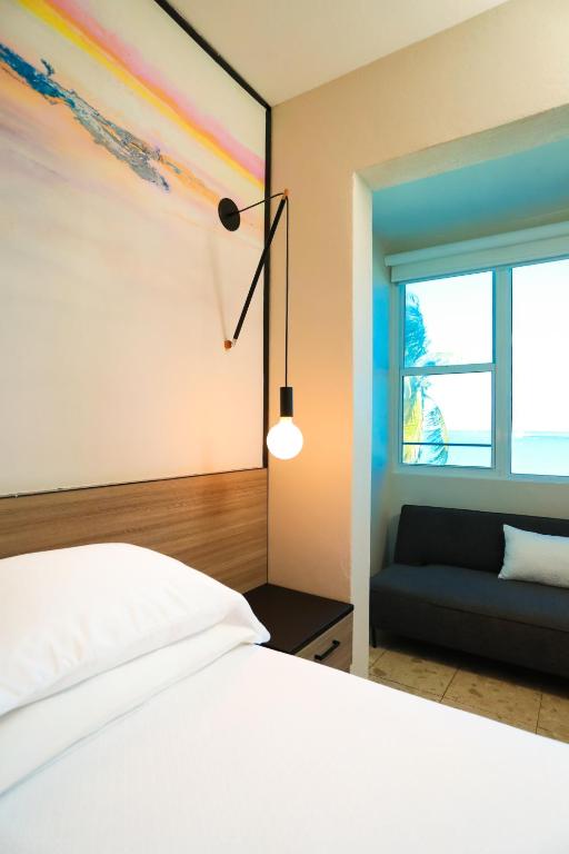 Postel nebo postele na pokoji v ubytování The Tryst Beachfront Hotel